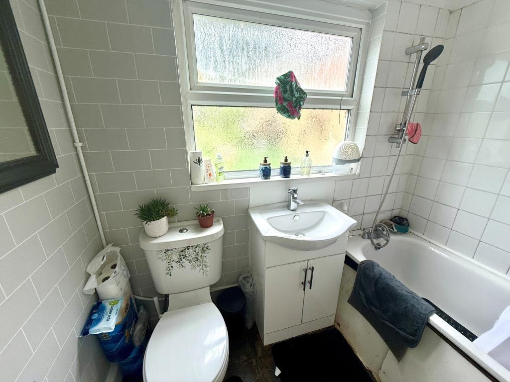 Lot: 177 - THREE-BEDROOM HOUSE FOR INVESTMENT - Bathroom with W.C.